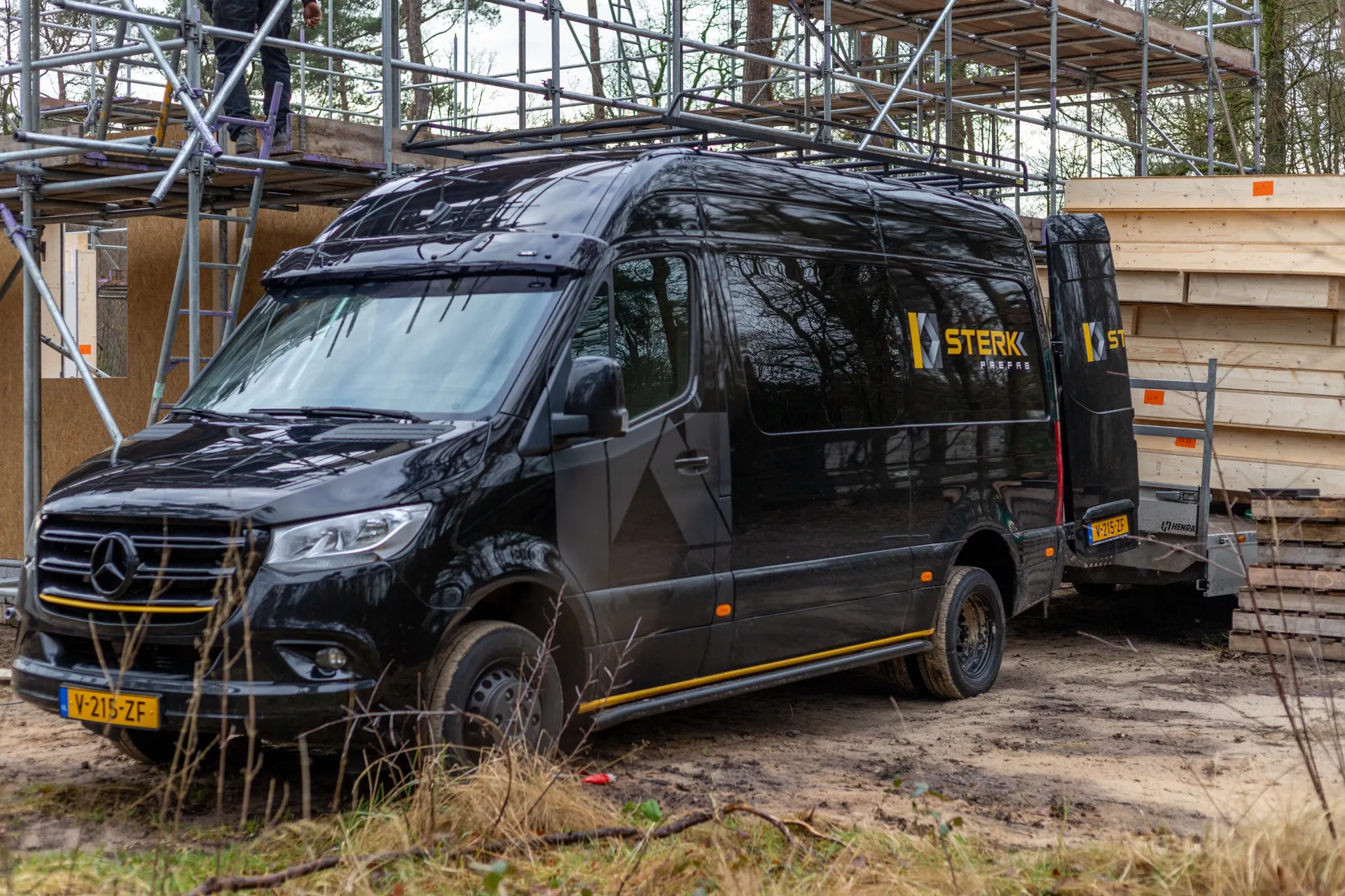 Bedrijfsbus van Sterkk Prefab op de bouwplaats
