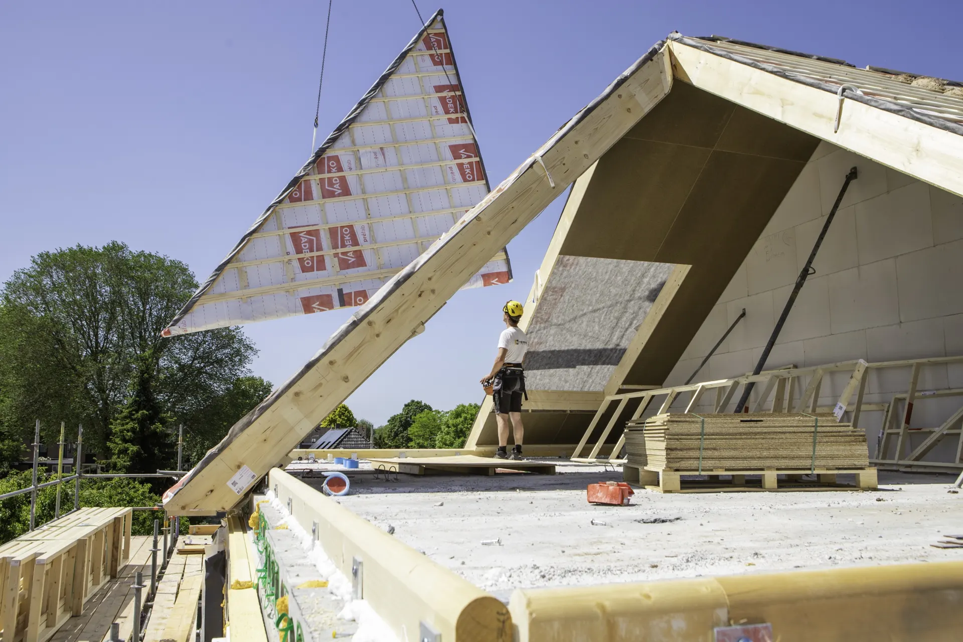 Prefab kap wordt gemonteerd