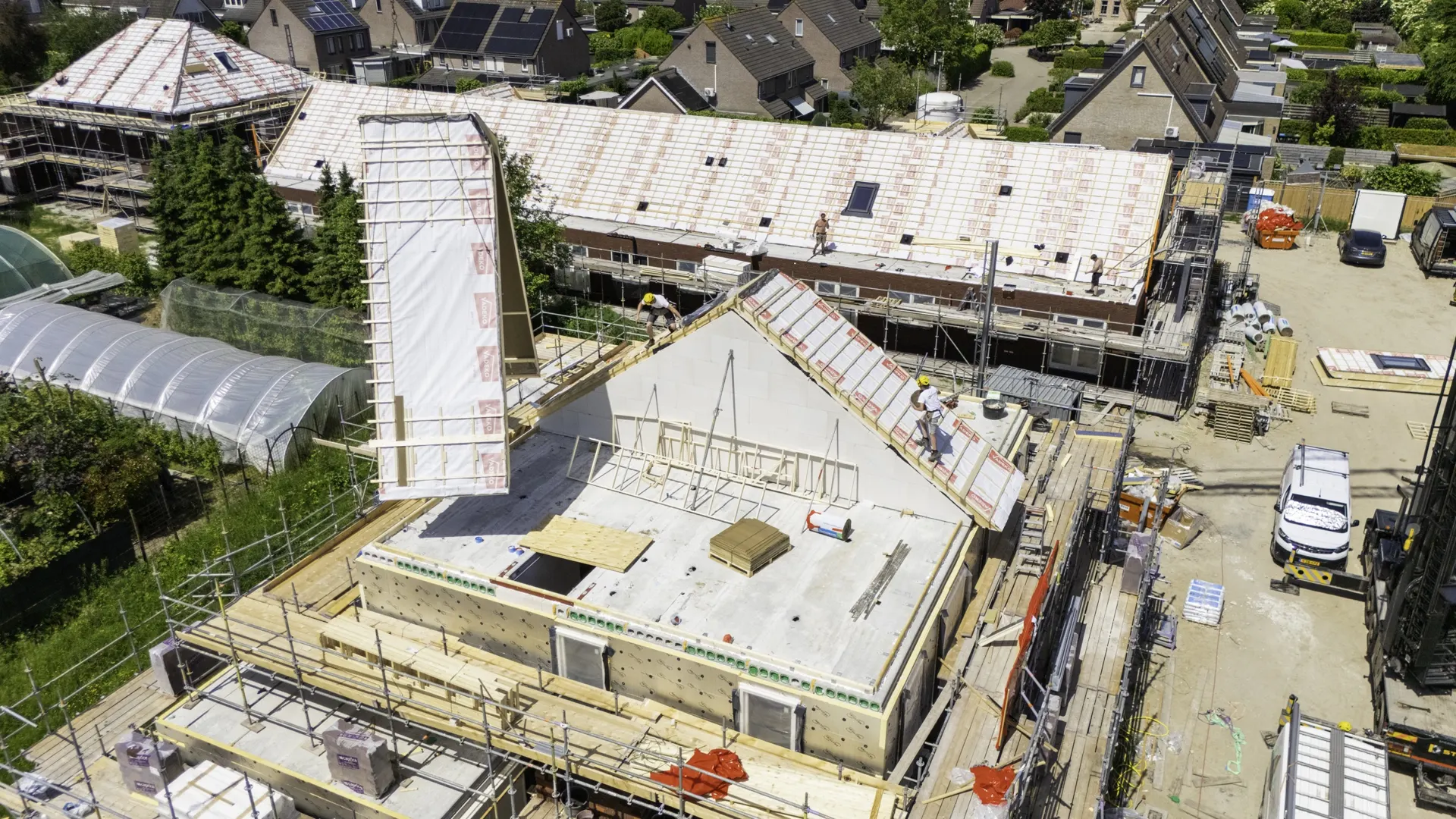 Luchtfoto van een woning in aanbouw met prefab dak