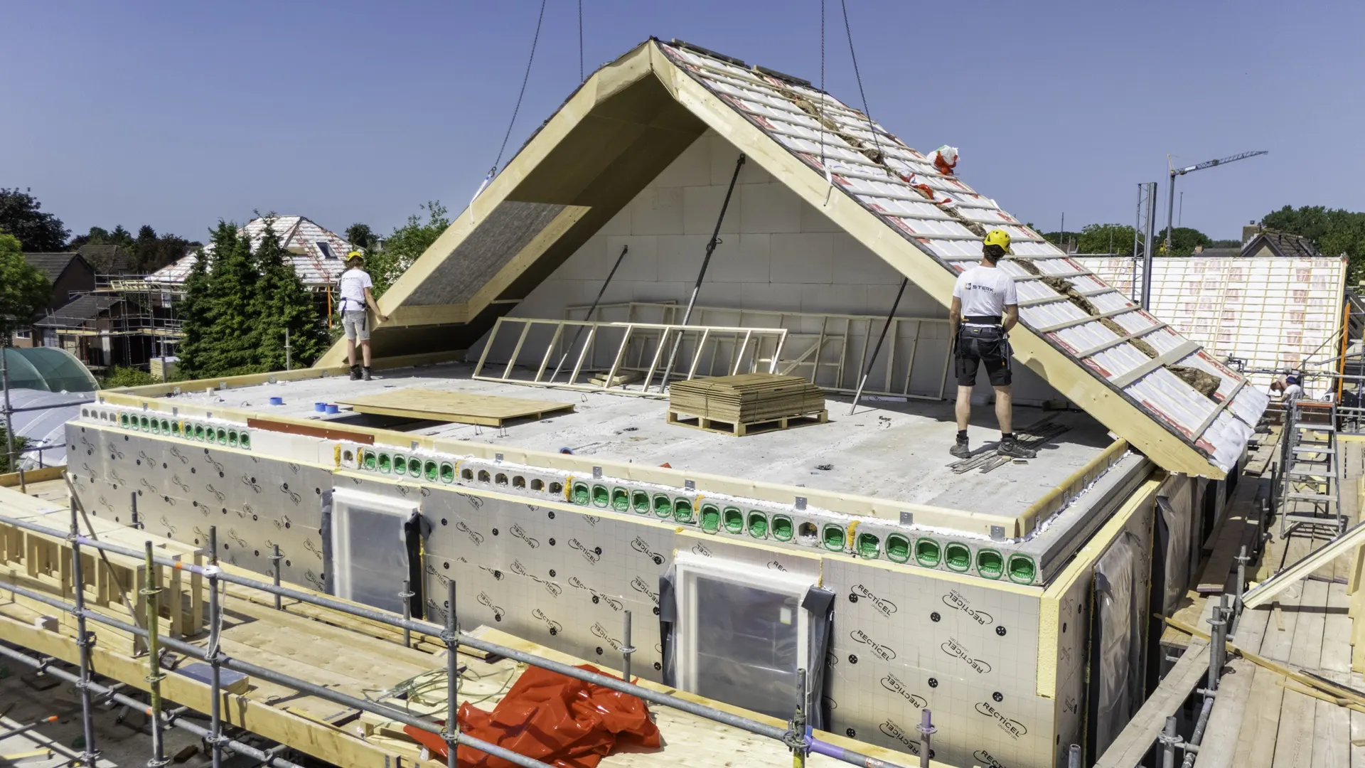 Woning in aanbouw met prefab kap